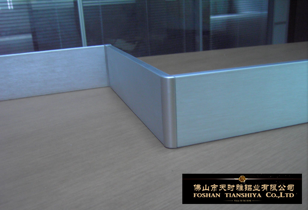 佛山鋁合金踢脚线厂家 那的踢脚线价格便宜  高隔断价格