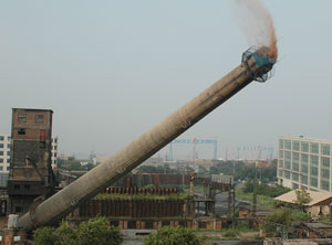 株洲50米烟筒拆除公司《55米60米水泥烟筒拆除》