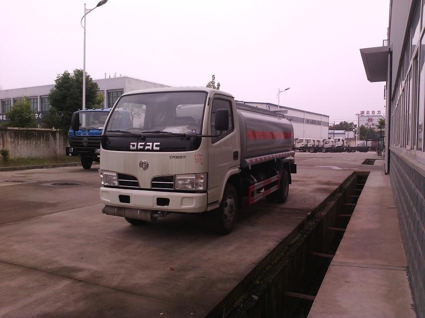 小型油罐车多少钱&nbsp;&nbsp;5方油罐车&nbsp;&nbsp;东风油罐车&nbsp;&nbsp;油罐车配置