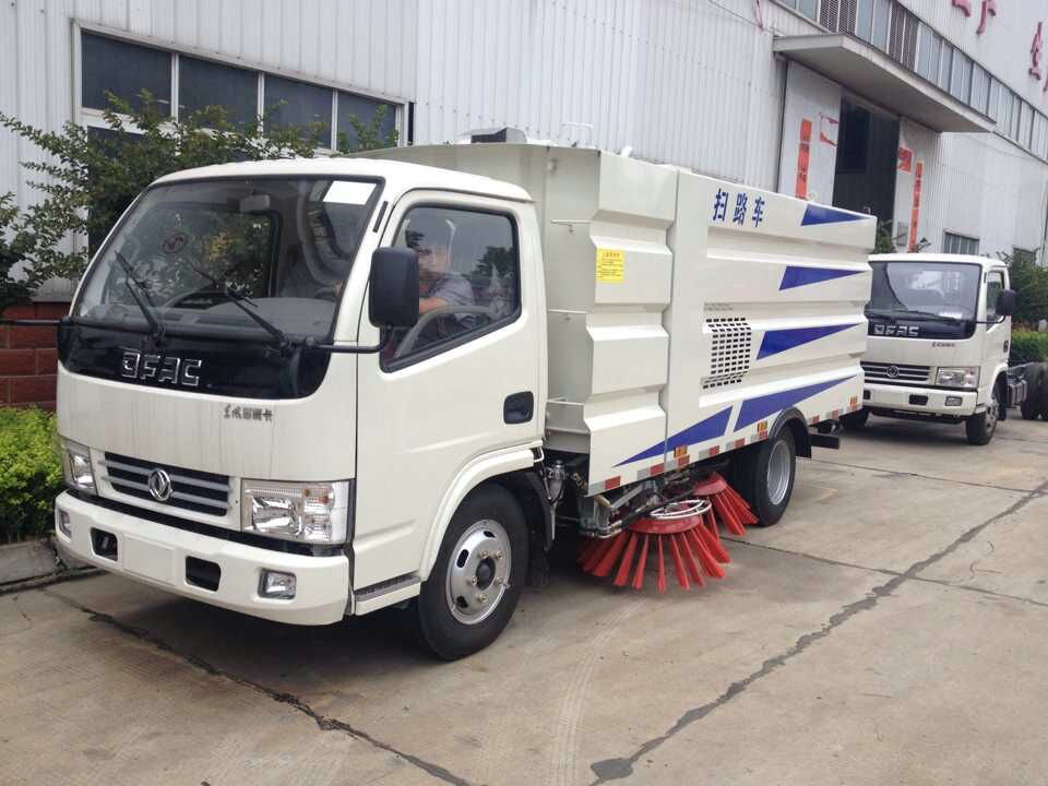 铜川市国四多利卡道路清扫车,大型扫地机
