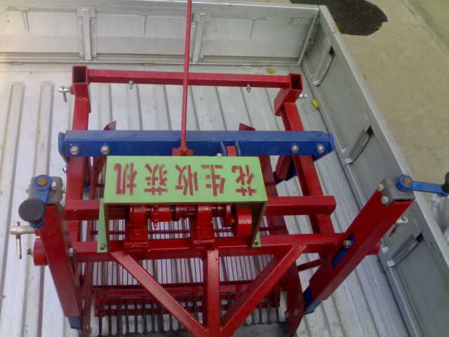 高产量土豆收获机 马铃薯收获机视频&nbsp;&nbsp;地瓜收获机&nbsp;&nbsp;地瓜收获机型号&nbsp;&nbsp;花生收获机械