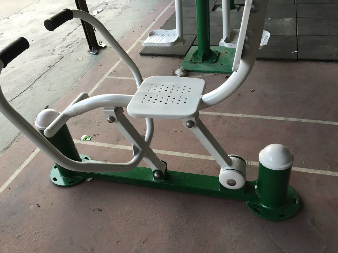 桂林高档小区力量型健身器材销售公园市民防盗式健身器材安装指导  桂林小区健身器材  公园健身器材