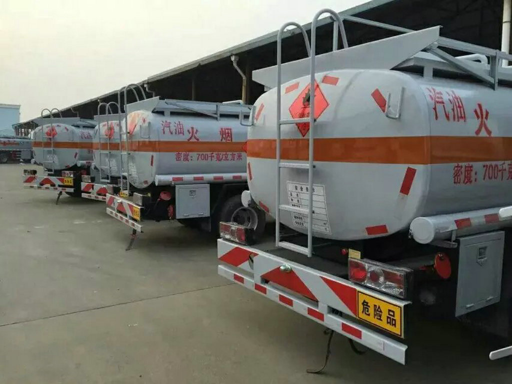优质东风天锦油罐车,油罐车厂家直销