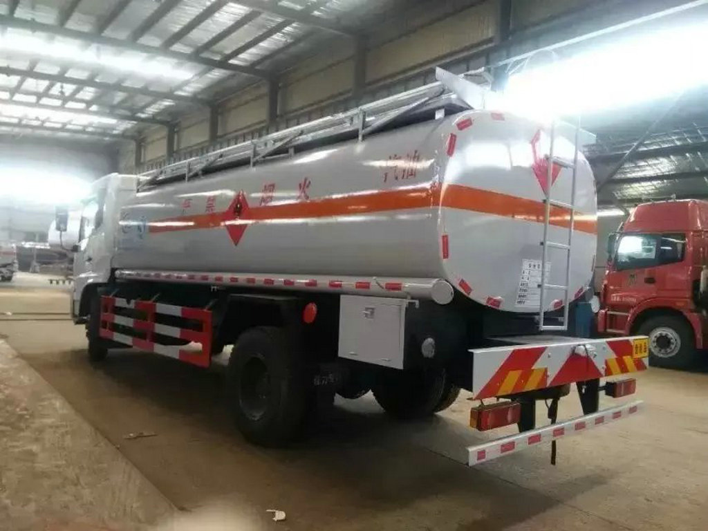 优质东风天锦油罐车,油罐车厂家直销