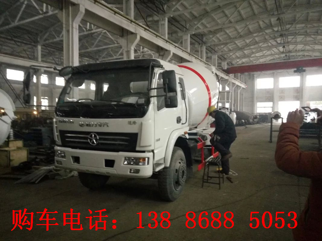 未上油漆的混凝土搅拌车