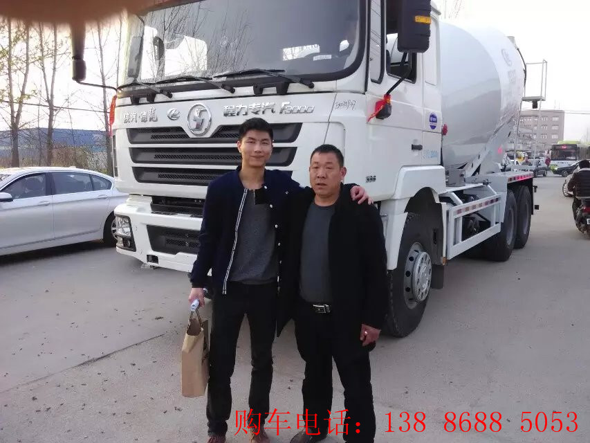 未上油漆的混凝土搅拌车