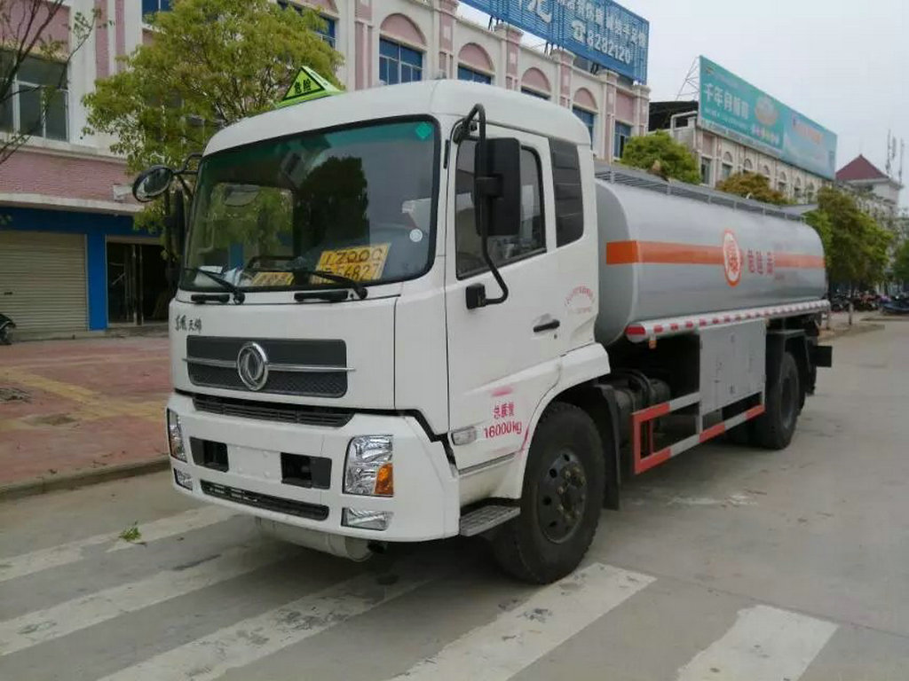 厂家直销东风天锦加油车,哪卖加油车&nbsp;&nbsp;天锦油罐车生产厂&nbsp;&nbsp;小霸王加油车&nbsp;&nbsp;5吨油罐车直销点