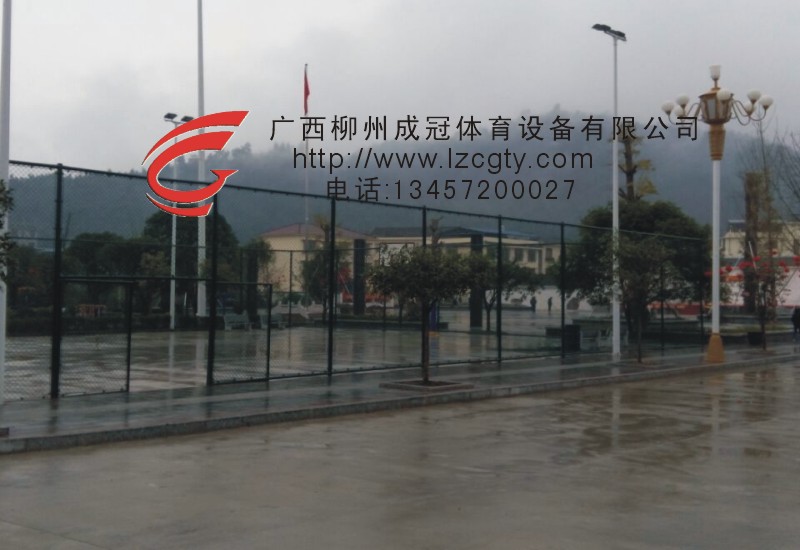 广西足球场围网供应  足球场围栏  球场护栏网  足球场护栏网