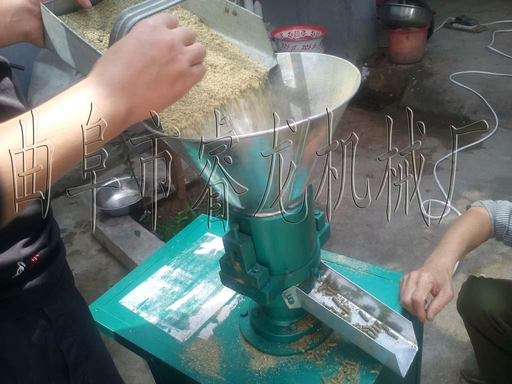 高效玉米秸秆颗粒机 家用颗粒制造机&nbsp;&nbsp;家用颗粒造粒机&nbsp;&nbsp;大型饲料制粒机&nbsp;&nbsp;小型秸秆制粒机