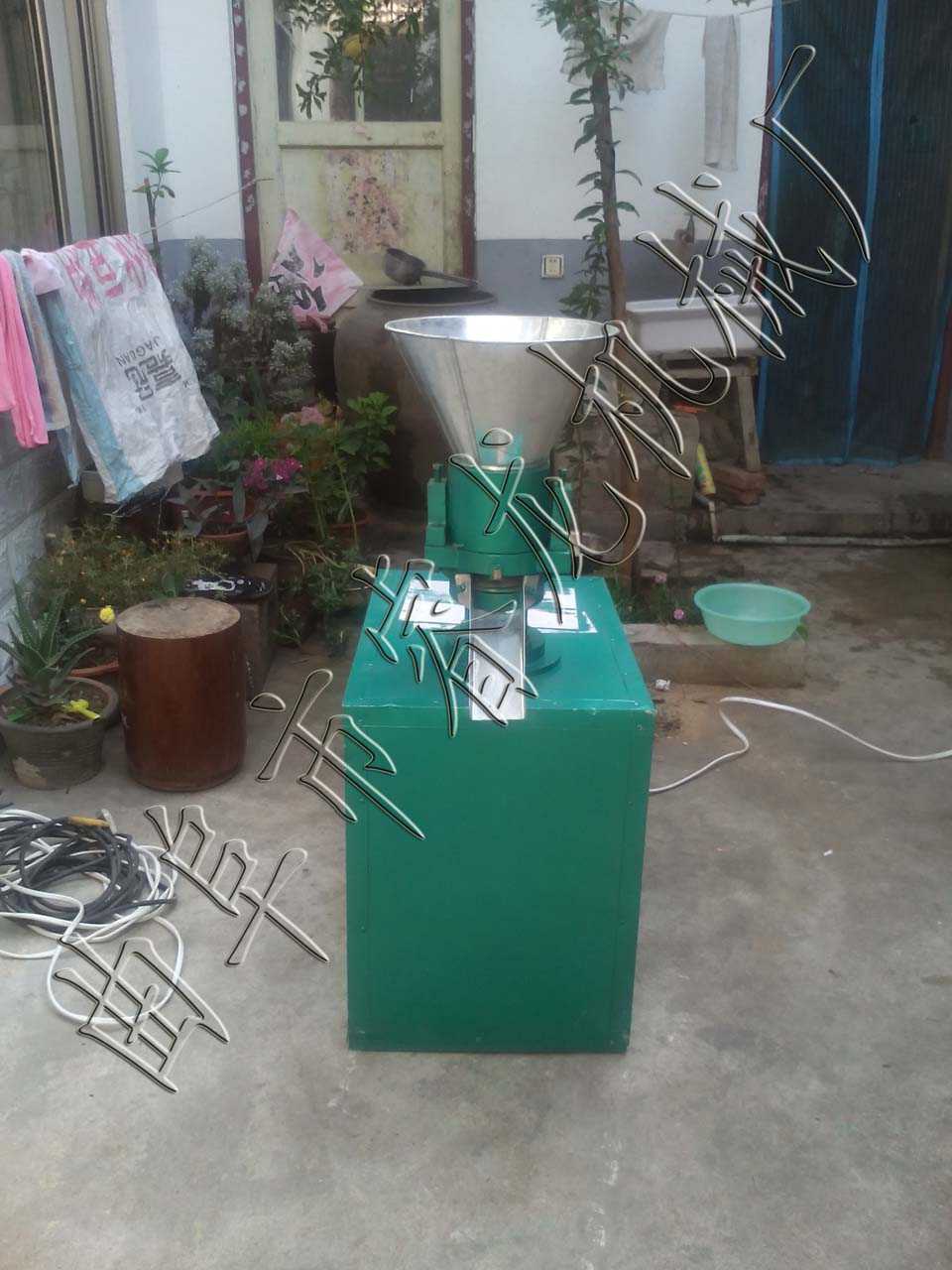 制粒机视频 平模颗粒机组&nbsp;&nbsp;新型秸秆制粒机&nbsp;&nbsp;颗粒制粒机价格&nbsp;&nbsp;玉米颗粒机厂家