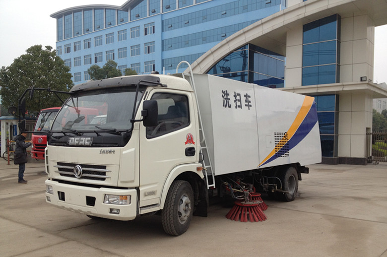 5吨扫路车厂家生产,厂区中型扫路车