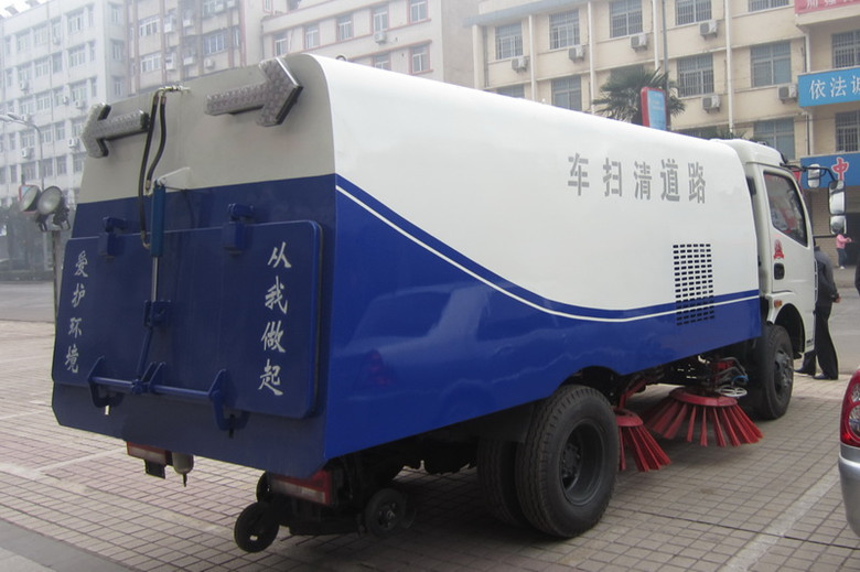 5吨扫路车厂家生产,厂区中型扫路车