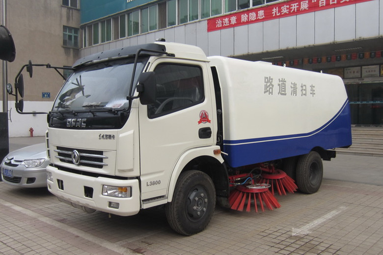 5吨扫路车厂家生产,厂区中型扫路车