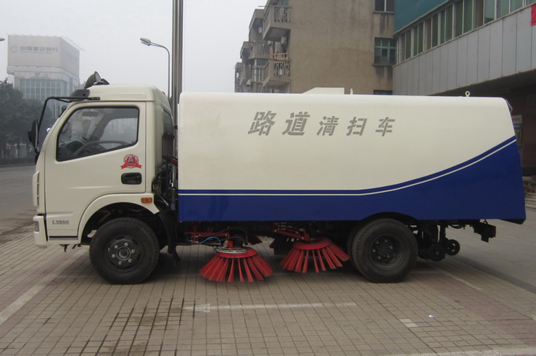 5吨扫路车厂家生产,厂区中型扫路车