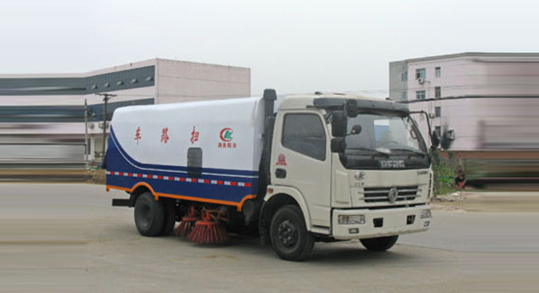 5吨扫路车厂家生产,厂区中型扫路车