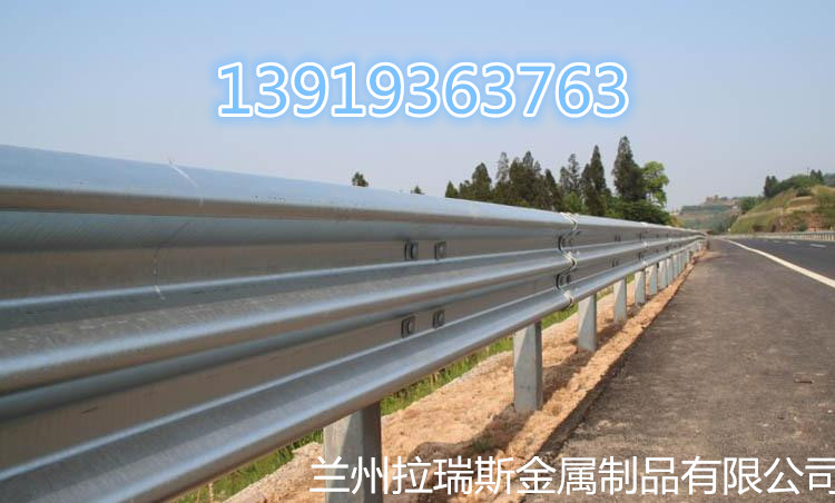 西宁高速公路护栏板厂家，交通道路护栏板价格  交通护栏板