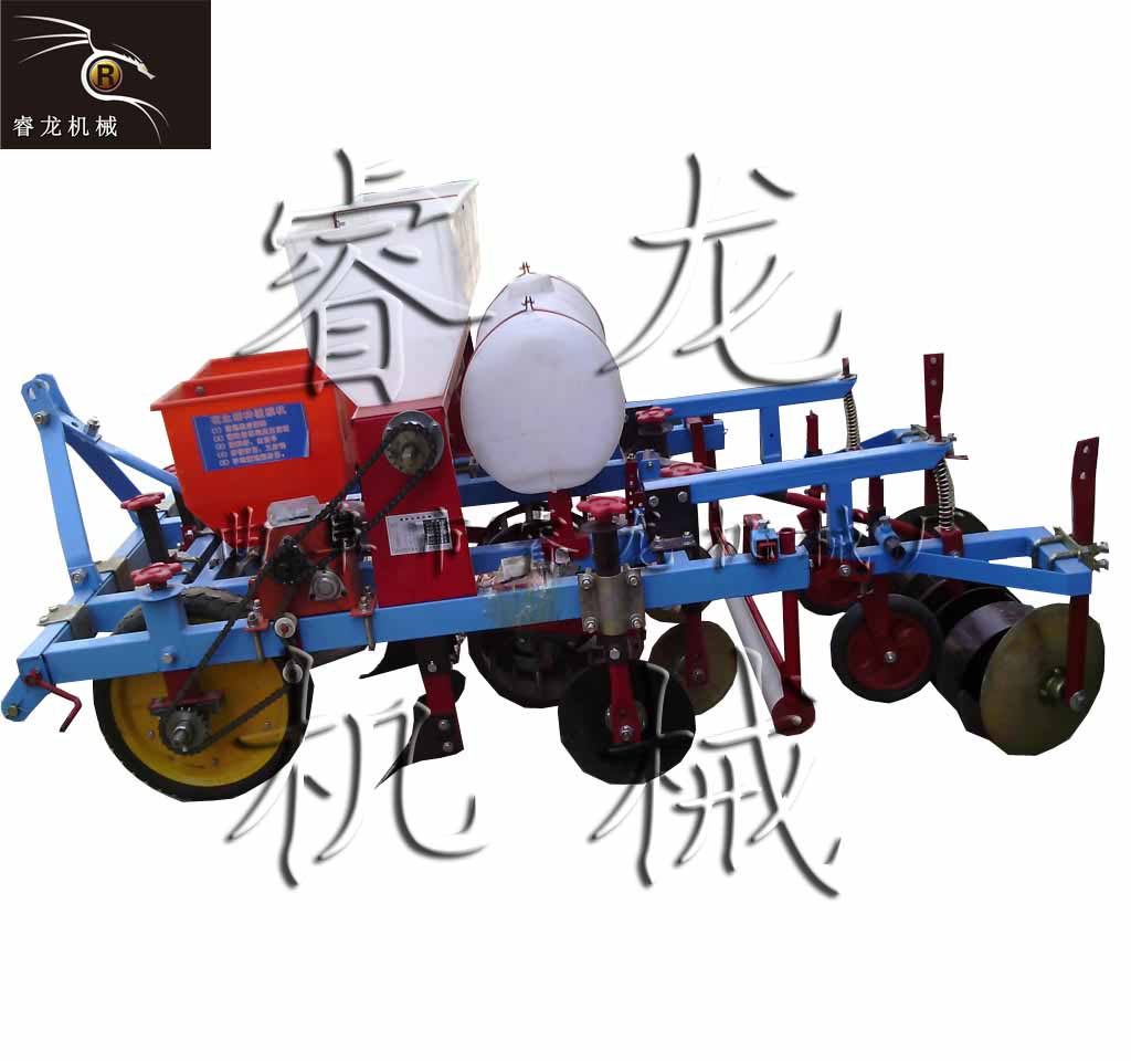 喷药地膜覆盖机原理 多功能手扶带地膜机  小型盖膜机  铺地模机械厂家  新型地膜机