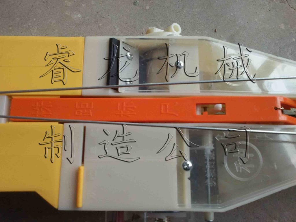 玉米点播机图片 新型玉米播种施肥机  手提播种机图片  便携式播种机  手提双筒点播机