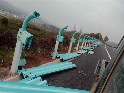 甘肃高速公路波形护栏板  双波形护栏板  三波形护栏板  牛角护栏