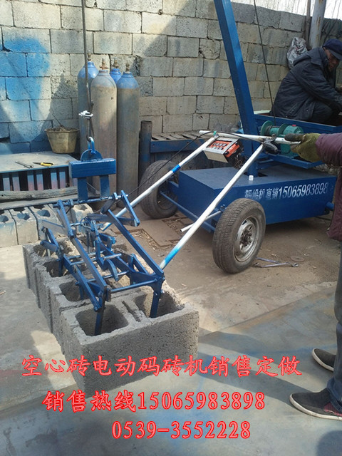 行走式空心砖电动夹砖机码砖机设备销售&nbsp;&nbsp;空心砖夹砖机&nbsp;&nbsp;码垛机销售&nbsp;&nbsp;沂南码垛机