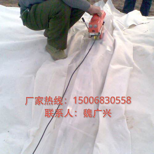 东营盐碱地改良隔离用土工膜（200/0.4  增强土工布  防渗土工膜  塑料凹凸排水板