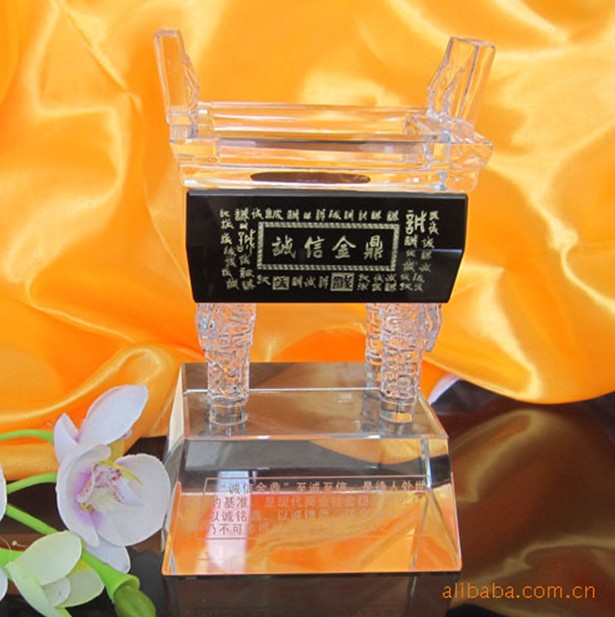 水晶鼎领导退休纪念品  大中小号水晶鼎  双色水晶鼎定制  保险公司礼品
