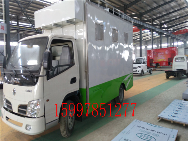 流动餐车专业定制小蜜蜂柴油流动餐车