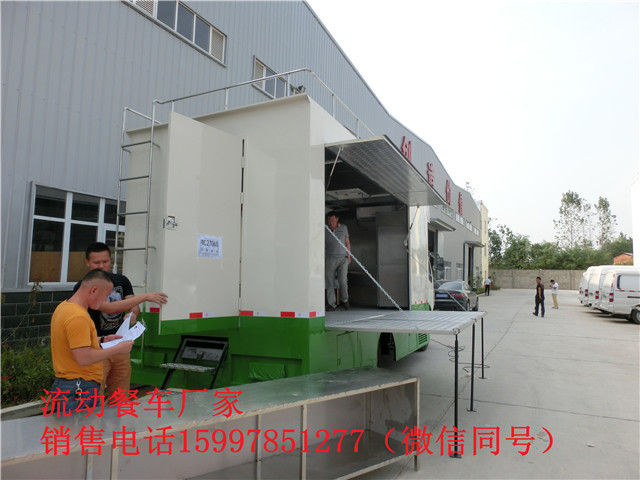流动餐车专业定制小蜜蜂柴油流动餐车