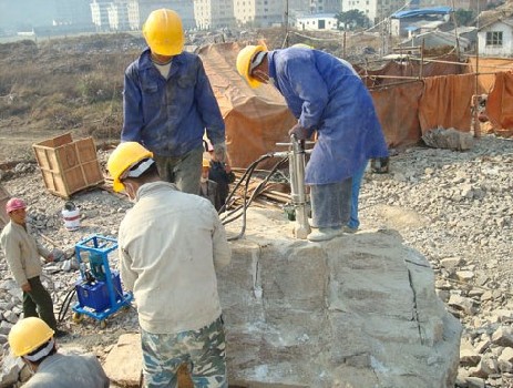 大量供应液压劈裂机替代开采矿石专家  替代爆破设备  开采矿石机械