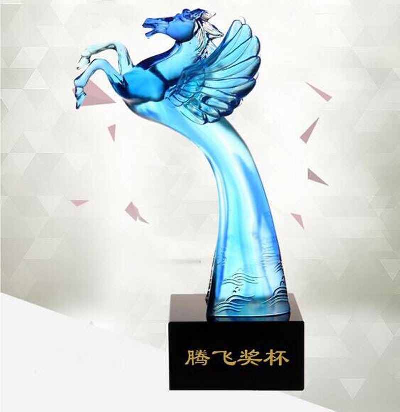 北京需要定制琉璃奖杯，要找琉璃奖杯工厂价的  琉璃奖杯批发价  腾飞琉璃奖杯  飞马琉璃奖杯