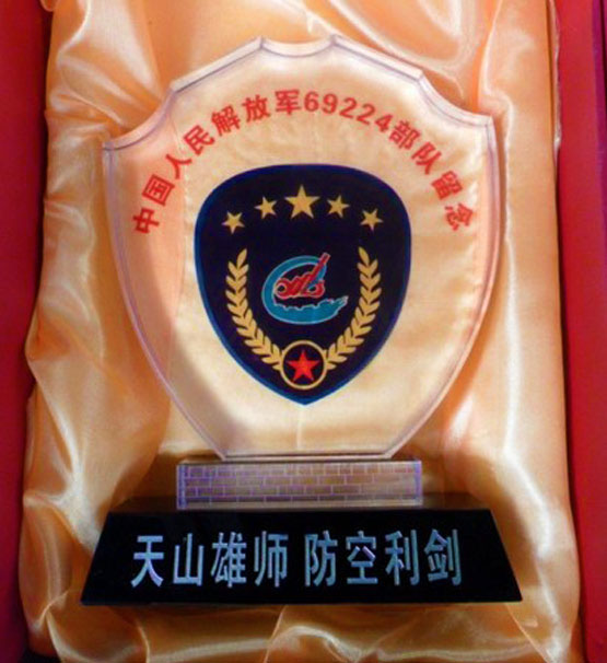 陕西榆林战友聚会纪念品厂家订购  兴平市中队水晶牌  警察部队礼品
