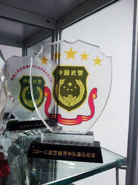 陕西榆林战友聚会纪念品厂家订购  兴平市中队水晶牌  警察部队礼品
