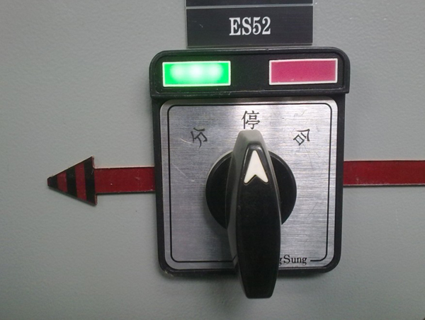 YSLDNCA3105-E4AO10B DC220V带灯开关