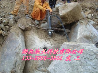 西安孔桩基坑岩石拆除劈力机代替风镐炮击高效破碎拆除大块石头