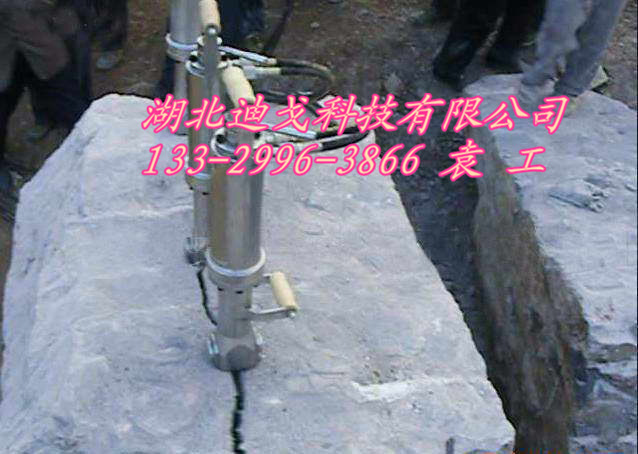 西安孔桩基坑岩石拆除劈力机代替风镐炮击高效破碎拆除大块石头