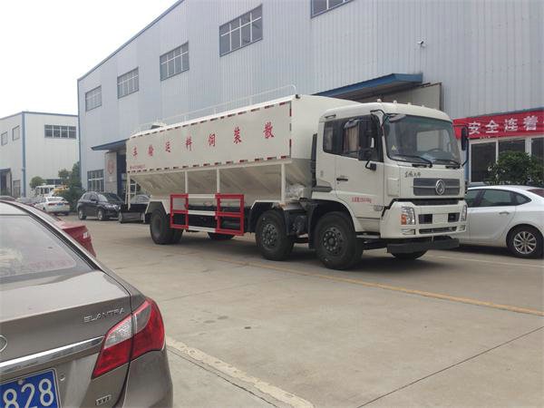 2吨散装饲料运输车_多利卡散装饲料车