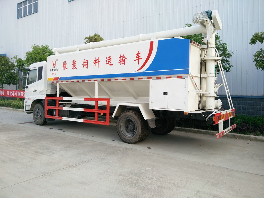 2吨散装饲料运输车_多利卡散装饲料车