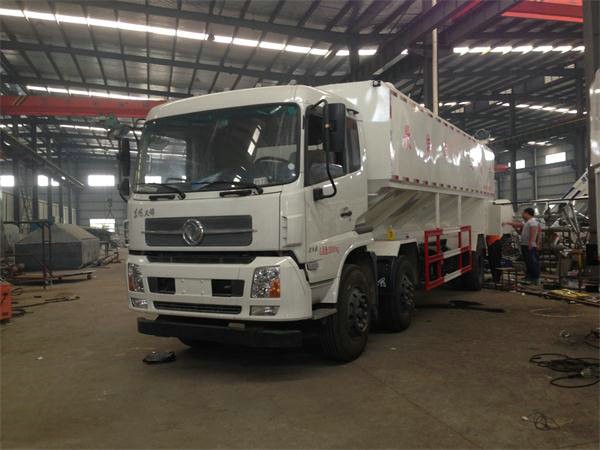 2吨散装饲料运输车_多利卡散装饲料车