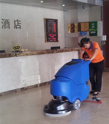 梅雨天酒店大堂地面快速清潔就用洗地機(jī)