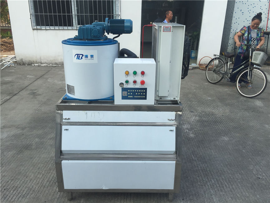 供應(yīng)200KG小型片冰機(jī) 專業(yè)定制各種制冰設(shè)備