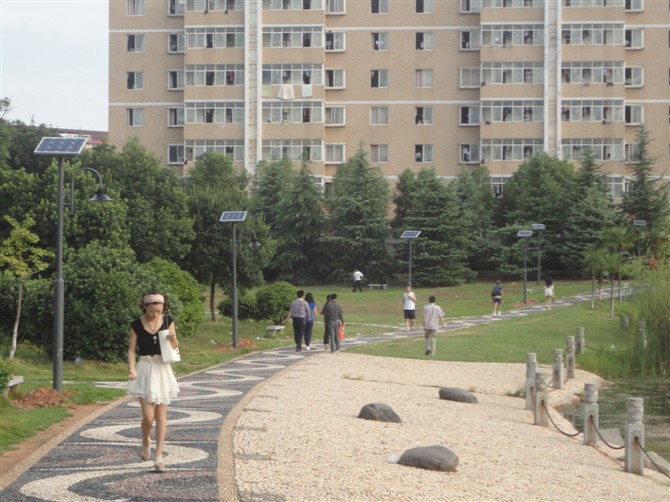 厂家供应太阳能路灯报价 路灯外壳led 方形庭院灯 路灯杆