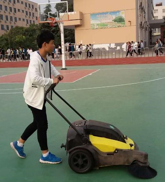 学校塑胶跑道使用合美手推式电动扫地车&nbsp;&nbsp;扫地机&nbsp;&nbsp;手推式扫地机&nbsp;&nbsp;电动扫地机