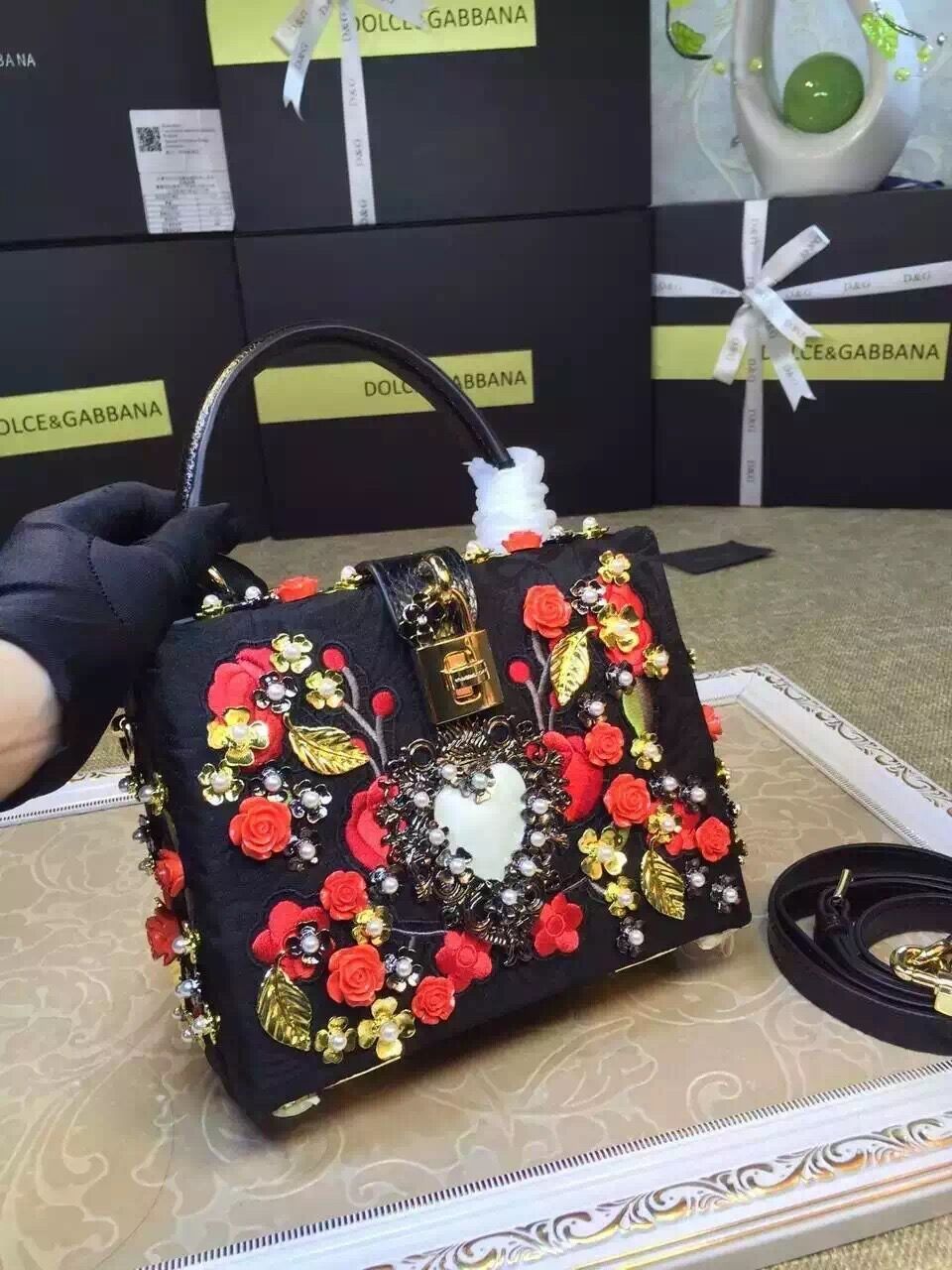 完美的曲线一丝一毫都透露出都市的活力  手提包  时尚包  女式包