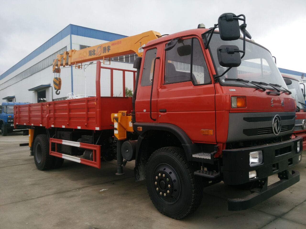 随车吊价格  起重运输车  平板带吊运输车