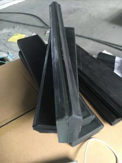 地铁隧道区间防护密闭隔断门配套橡胶产品  防护密闭隔断门密封条  地铁隧道区间门橡胶件