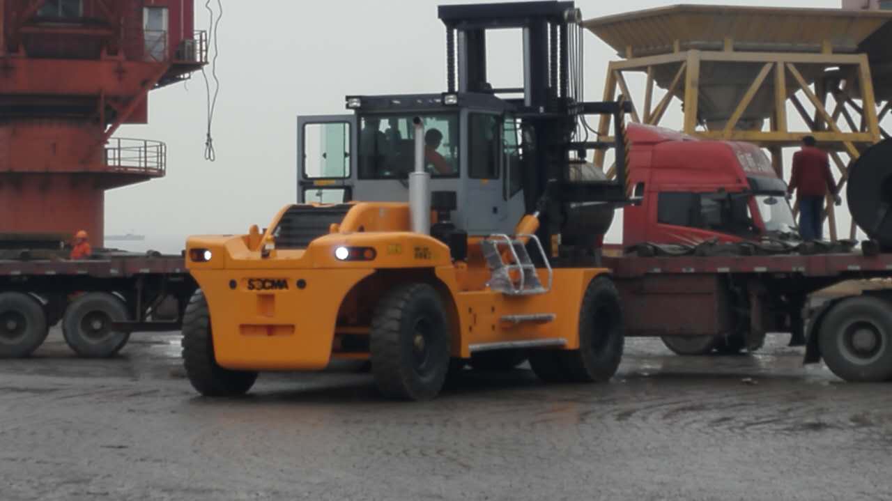 华南重工28吨叉车 福建泉州大吨位叉车厂家  华南28吨叉车  大28吨叉车  28吨叉车厂家