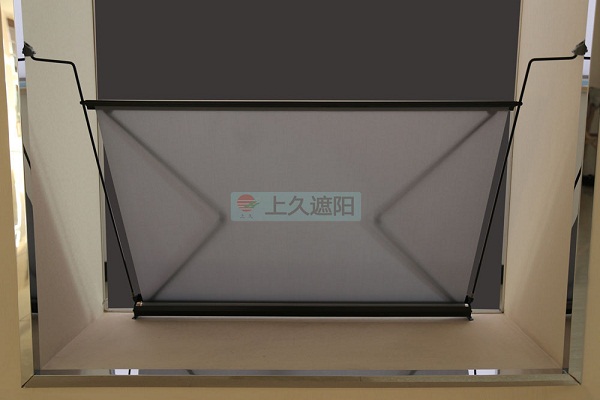 上久遮阳采用特殊安装角定制机车遮阳帘  机车窗帘  机车卷帘
