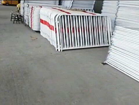 铁马护栏的市场需求。  反光膜铁马  镀锌铁马  隔离铁马