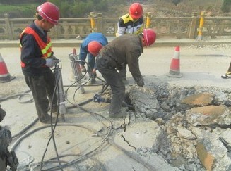 修高速挖桥桩不能用破碎锤怎么办岩石分裂机