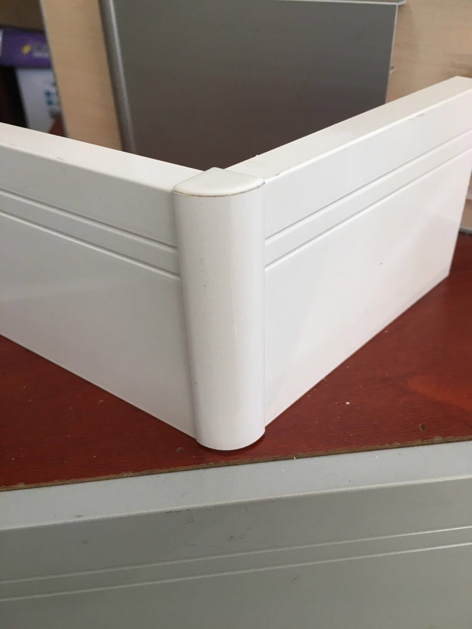 佛山万利通厂家大量直销铝合金踢脚线51  优质铝合金踢脚线  光亮拉丝踢脚线  电泳富贵红踢脚线